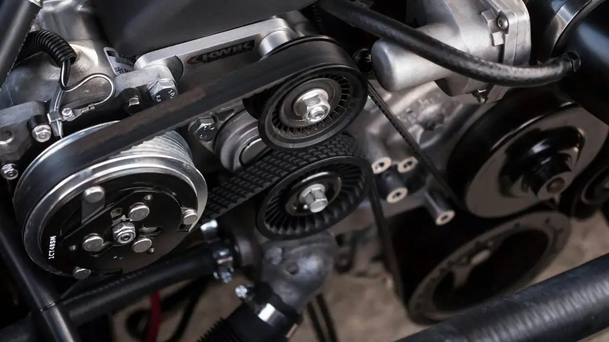 Detalhe do motor de um carro com correias e polias